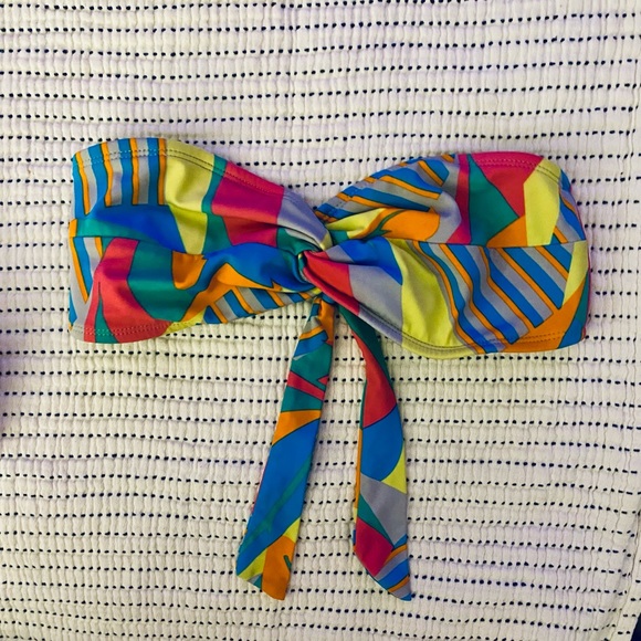 Lot of 3 swimsuit tops sized small - Picture 7 of 13